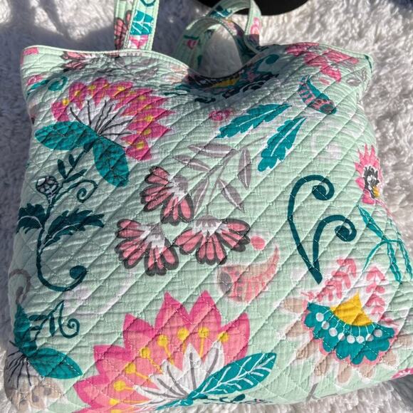 ˚₊‧꒰ა ☆ ໒꒱ ‧₊˚ Vera Bradley Iconic Small Vera Tote Bag in Mint Flowers (3A- DM) - Picture 4 of 11